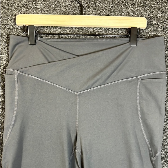 Fabletics Cross Waist Gray Athletic Flare Yoga Pants, Womens XL - Picture 7 of 9